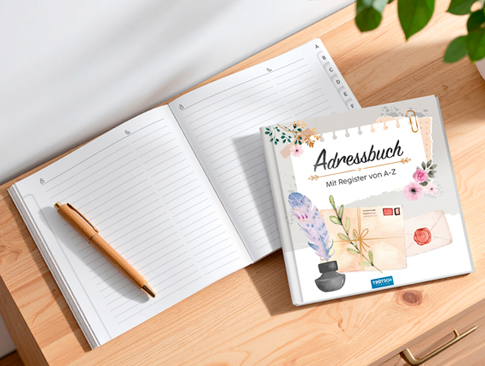 Adressbuch und offenes Notizbuch mit Stift auf Holztisch