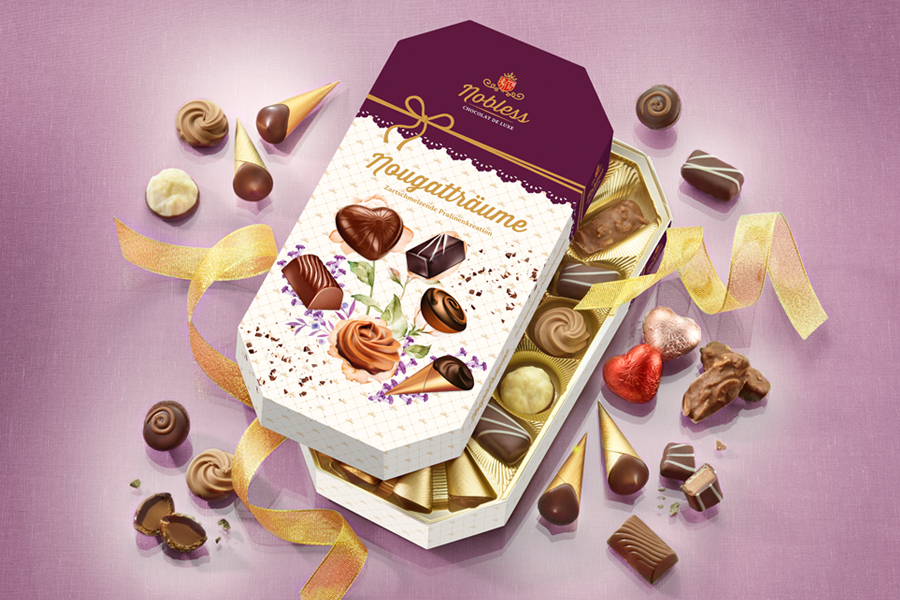 Pralinen in geöffneter Geschenkbox mit einzelnen Schokoladen