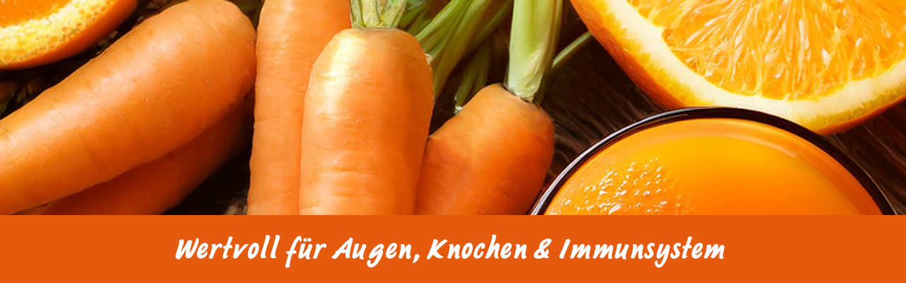 Wertvoll für Augen, Knochen & Immunsystem – Karotte & Orange! Frische Karotten, Orangen und ein Glas Saft auf natürlichem Untergrund.