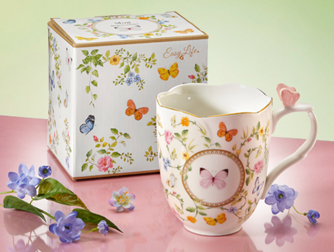 Porzellantasse mit Blumen- und Schmetterlingsmotiv