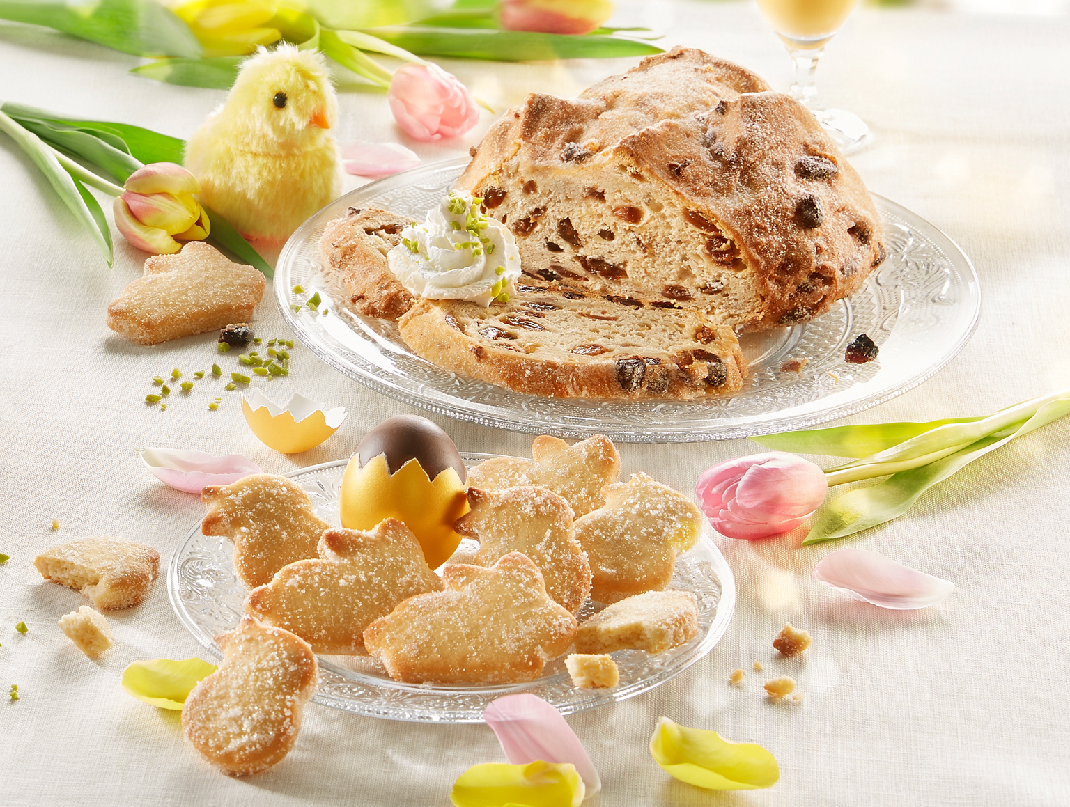 Ostergebäck, Schokoeier und Deko auf festlich gedecktem Tisch