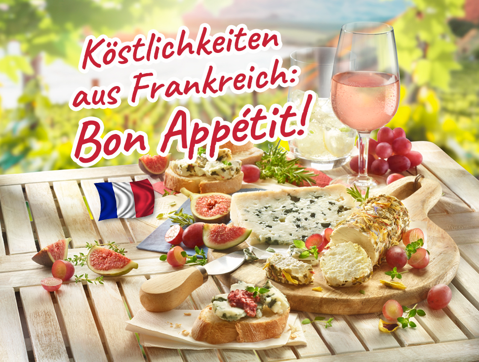 Französische Spezialitäten mit Käse, Baguette, Feigen und Roséwein auf Holztisch