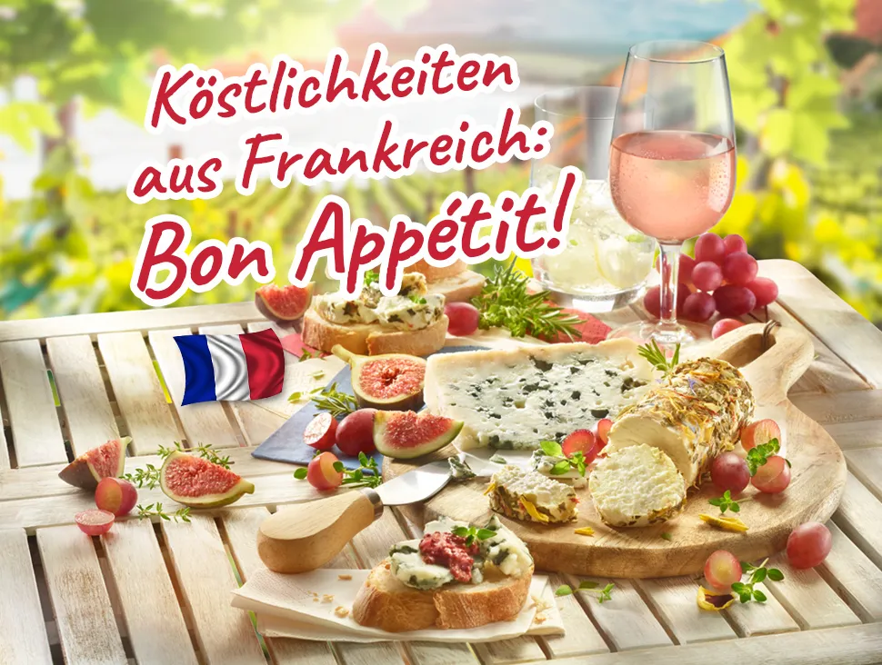 Französische Spezialitäten mit Käse, Baguette, Feigen und Roséwein auf Holztisch