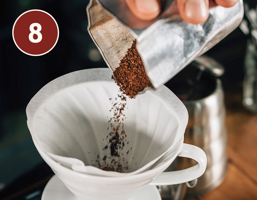 Kaffeepulver wird in Filter gegeben