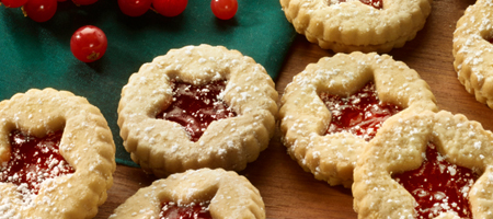 Weihnachtsplätzchen mit roter Marmeladenfüllung