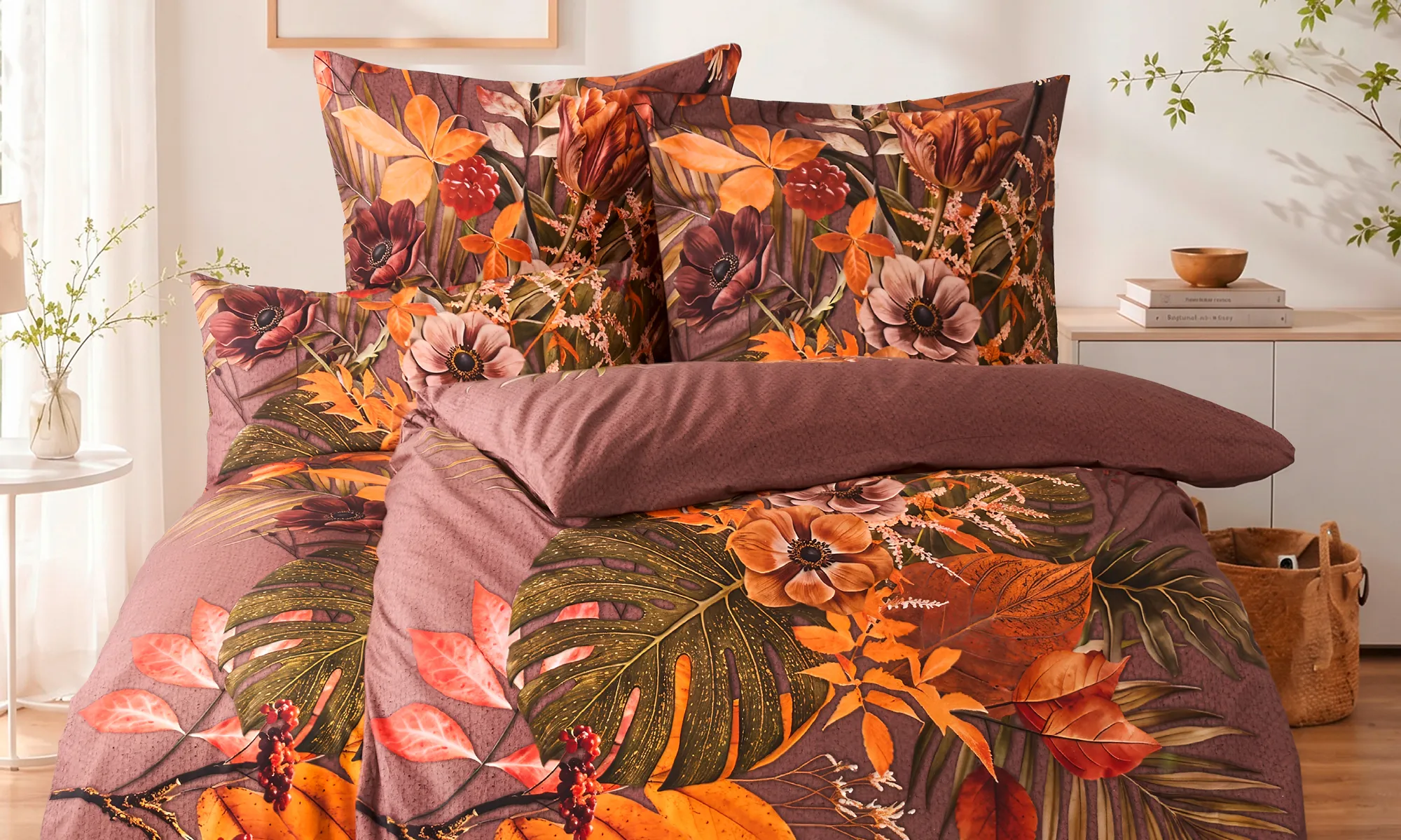 Herbstliche Bettwäsche mit Blumen und Blättern in warmen Farbtönen